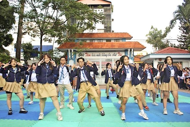 阮攸高中學校學生表演快閃舞。