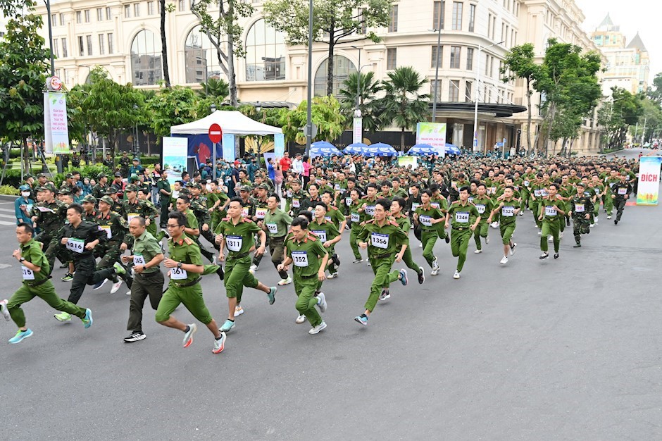 逾千戰士民兵青年參加越野賽跑