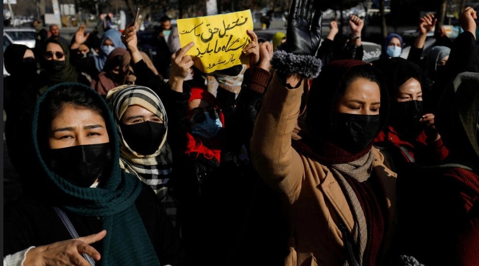 塔利班禁止該國婦女上大學後首都喀布爾街頭抗議婦女。（圖：互聯網）