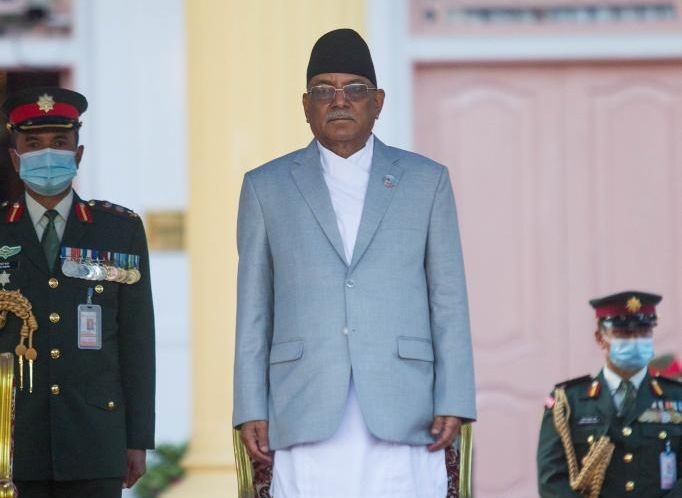 12月26日，尼泊爾新一任政府總理普拉昌達（中）在加德滿都出席宣誓就職儀式。（圖：新華社）