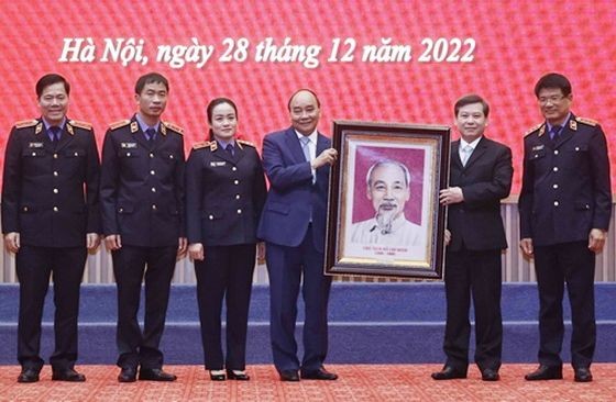 國家主席阮春福向人民檢察部門頒贈胡志明主席肖像。 （圖：VGP）