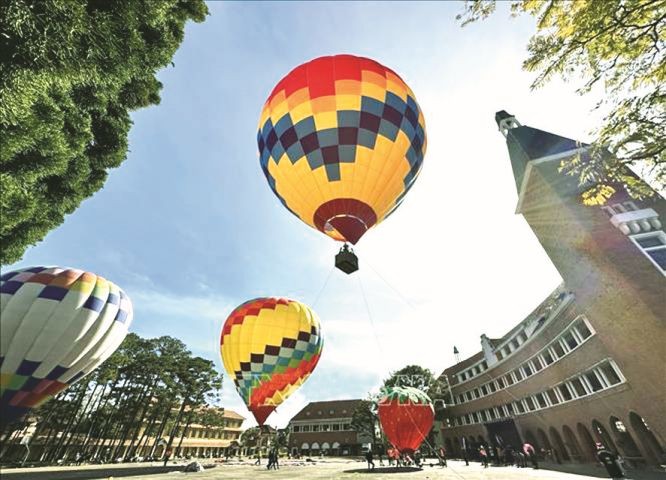 遊客坐熱氣球俯瞰大勒市