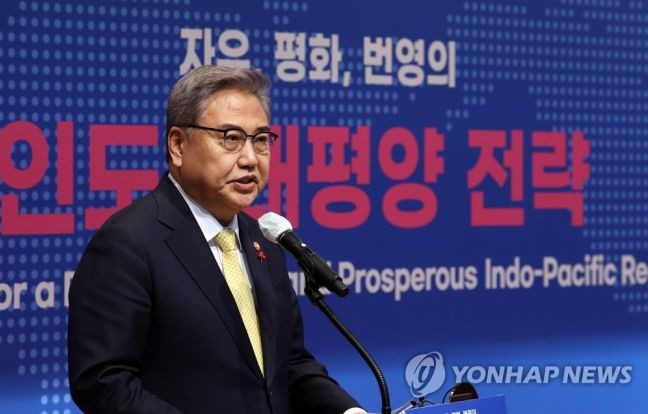 12月28日，韓國外交部長官樸振在外交部大樓舉行韓版印太戰略說明會，並發表主旨演講。（圖：韓聯社）
