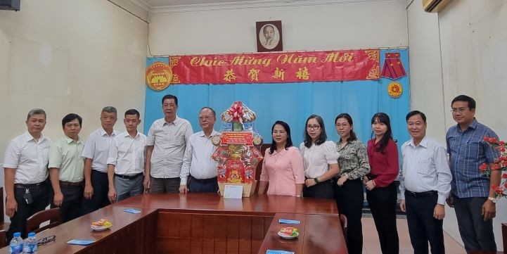 市越南祖国阵线委员会向穗城会馆拜年。