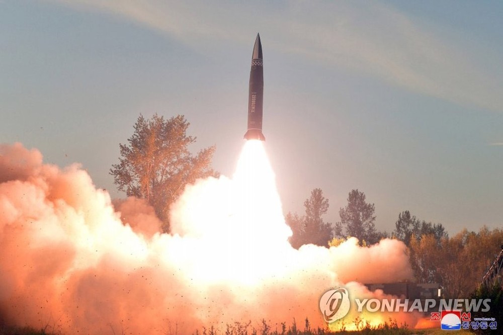 朝鲜发射弹道导弹现场。（图：韩联社/朝中社）