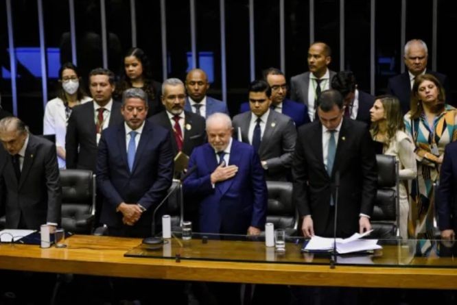 巴西新总统卢拉（前中）在首都巴西利亚宣誓就职。（图：路透社）