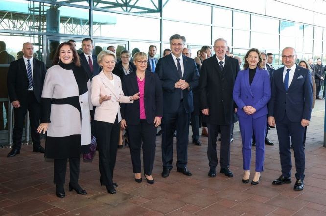 欧盟委员会主席冯德莱恩与克罗地亚总理(前排左四)共同庆祝克罗地亚加入欧元区和申根区。（图：新华社）