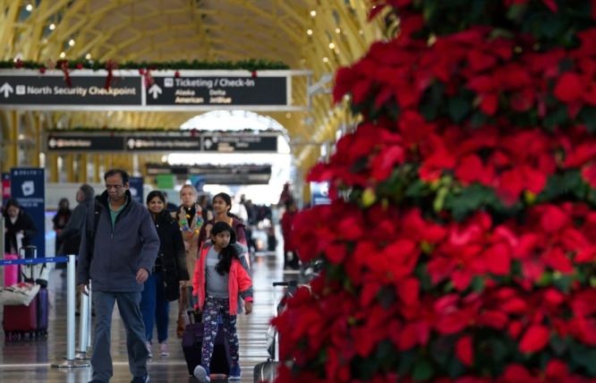 2022年12月20日，乘客在华盛顿里根国家机场走过。（图：路透社）