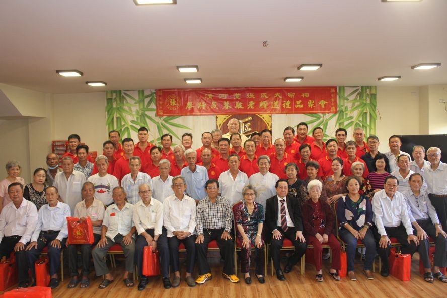张氏大宗祠第十四届理事会向诸位高龄宗亲赠送岁暮礼物。