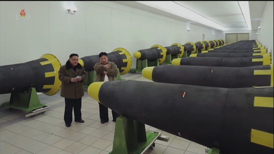 朝鲜中央电视台1月1日播出金正恩参观“火星-12”型弹头的场面。（图：韩联社/朝鲜央视）