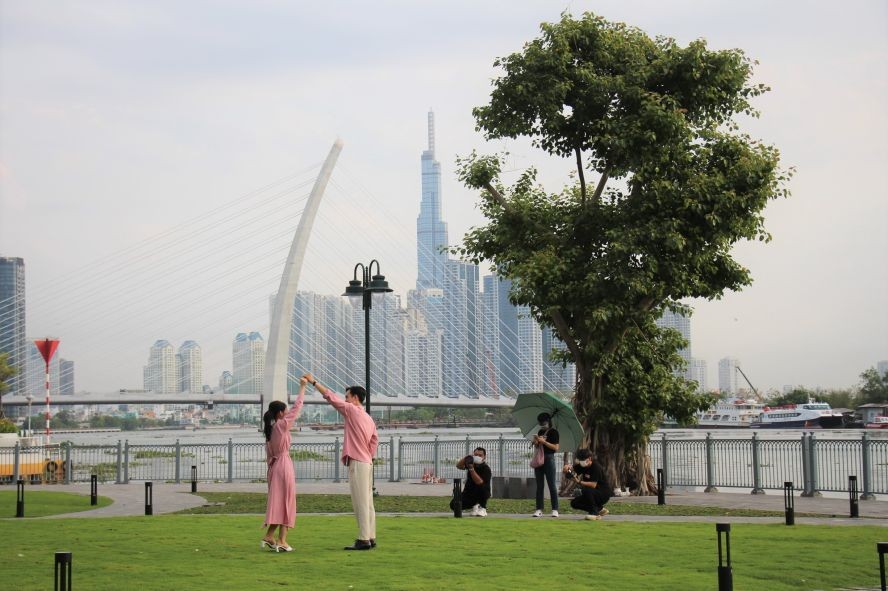 市民在白藤公园拍照遊玩。