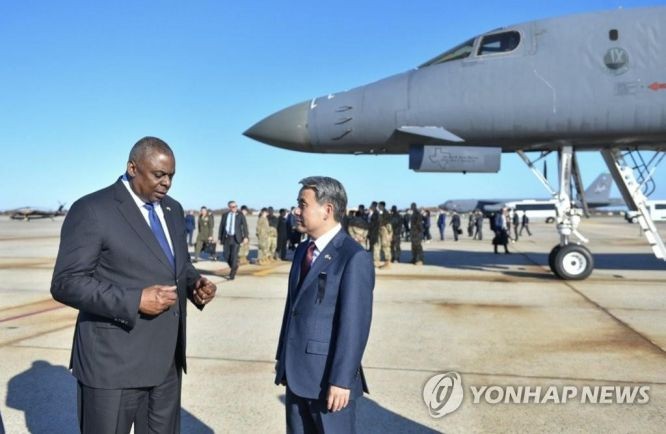 当地时间2022年11月4日，韩国国防部长官李钟燮（右）和美国国防部长劳埃德·奥斯汀一同访问美国安德鲁斯空军基地。 （图：韩联社）