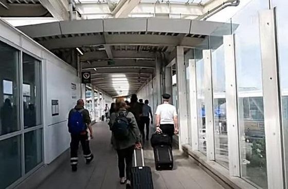 旅客经温哥华机场入境。（图：互联网）
