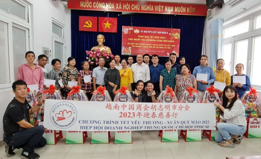 中商会本市分会爱心团与第八郡越南祖国阵线委员会领导和华人贫户合影。