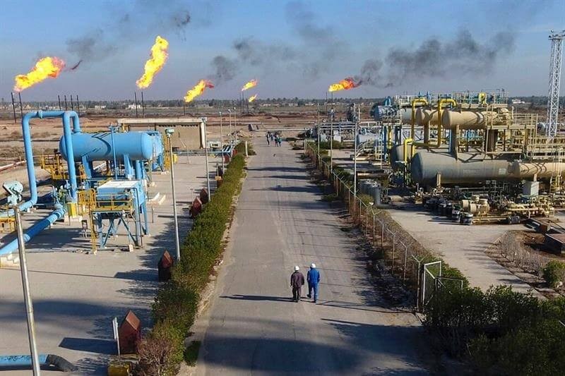 石油工人走在巴士拉以北的Nihran Bin Omar油田内的一条小路上。（图：INA）