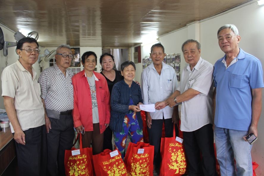 市华人抗战传统俱乐部主任孙盛强（右二）与执委会成员向会员赠送礼物。