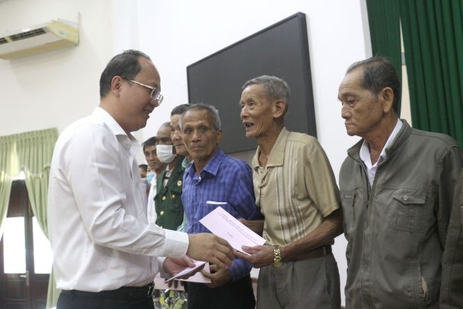 市委副书记阮胡海向永隆省优抚政策家庭赠送礼物。