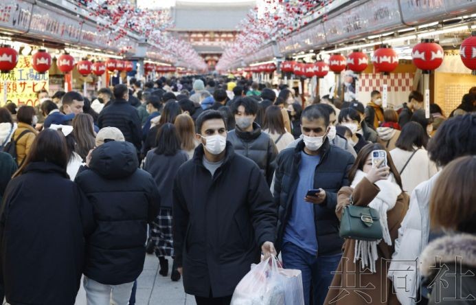 2022年12月30日，东京浅草的仲见世商业街上游客熙熙攘攘。（图：共同社）