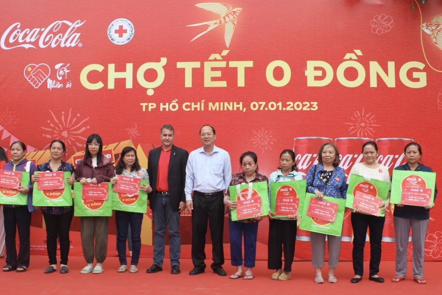 市委副书记阮胡海(右六)向贫困者派发新年礼物。