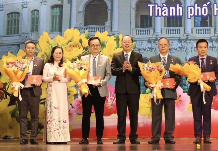 本市领导向第五郡侨胞联络委员会主任、穗城会馆理事长卢耀南(右二)颁发市人委会奖状。