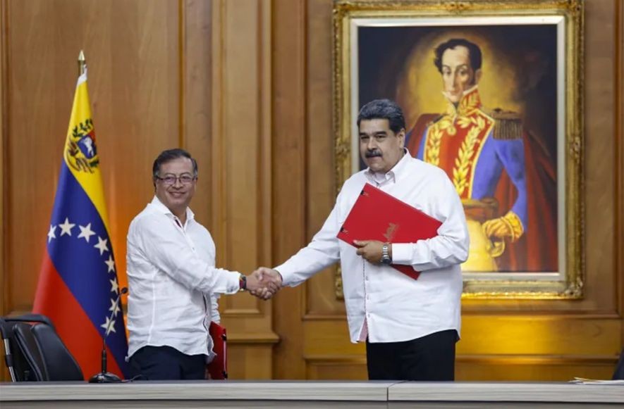 委内瑞拉总统尼古拉斯·马杜罗（右）在首都加拉加斯接见哥伦比亚总统古斯塔沃·佩特罗。（图：阿纳多卢通讯社）