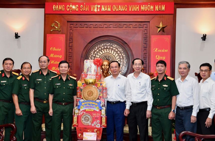 市委书记阮文年接见第七军区领导团来拜年。