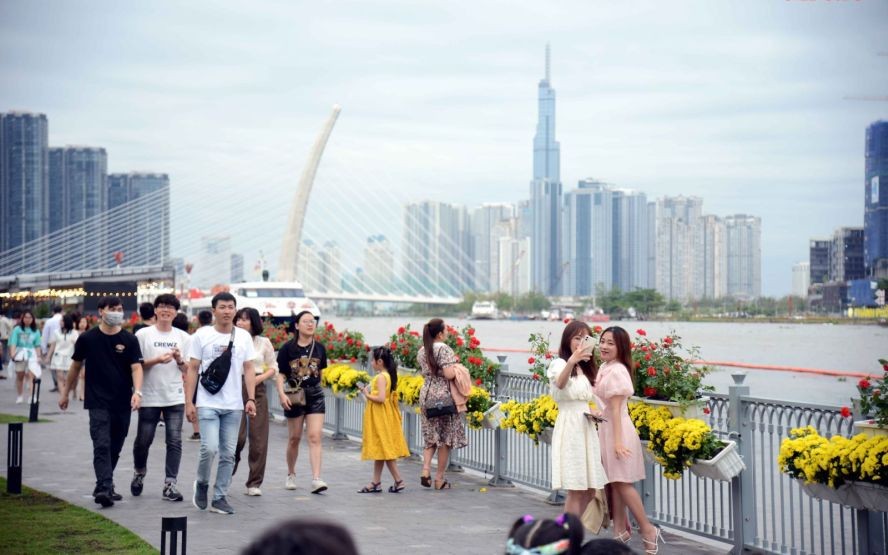 民众在西贡白腾码头游览和拍照留念。