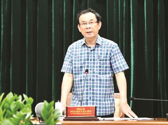 市委书记、市肃贪与防腐指委会主任阮文年会上致辞。