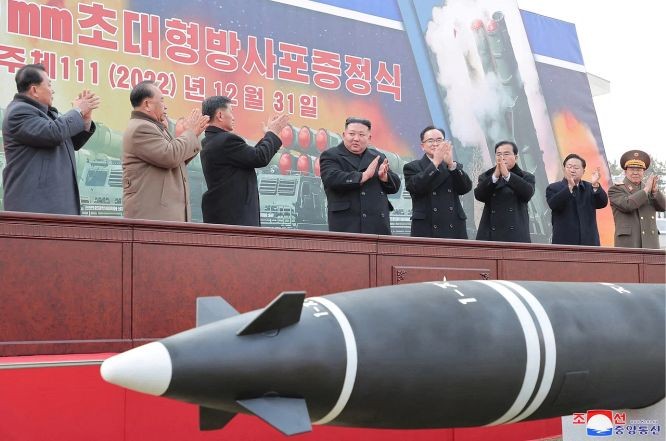 图为朝中社1月1日发布的照片，金正恩出席劳动党全体会议前的一项活动，展示了新型的超大型多火箭发射器。