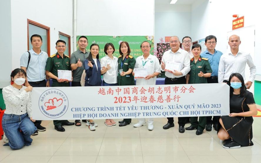中国商会胡志明市分会爱心团给175军医医院病人送春节温暖。
