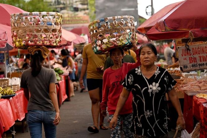 世界经济论坛的报告列生活成本危机为全球最大的短期风险。照片为印度尼西亚度假胜地峇厘岛首府登巴萨的一个市场。（图：AFP）