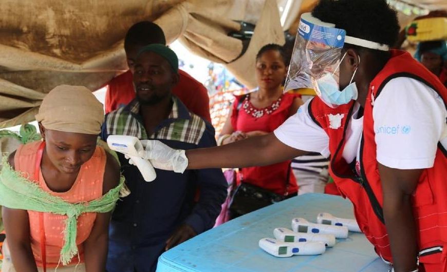 卫生工作者在刚果民主共和国和乌干达边境开展埃博拉病毒病监测。（图：WHO）