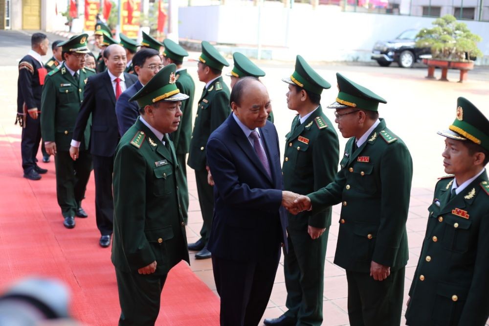 国家主席阮春福看望达乐省边防部队指挥厅。（图：越通社）