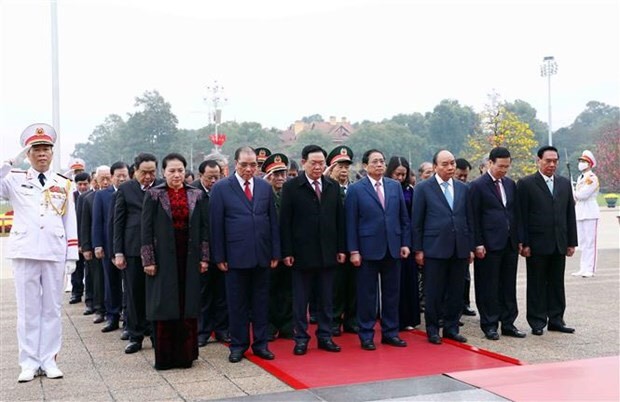 党及国家领导晋谒胡志明主席陵。（图：越通社）