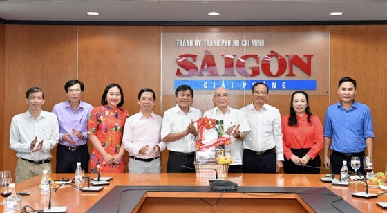 值新春之际，市委宣教处主任潘阮如奎已到访和向《西贡解放报》工作人员拜年。（图：越勇摄）