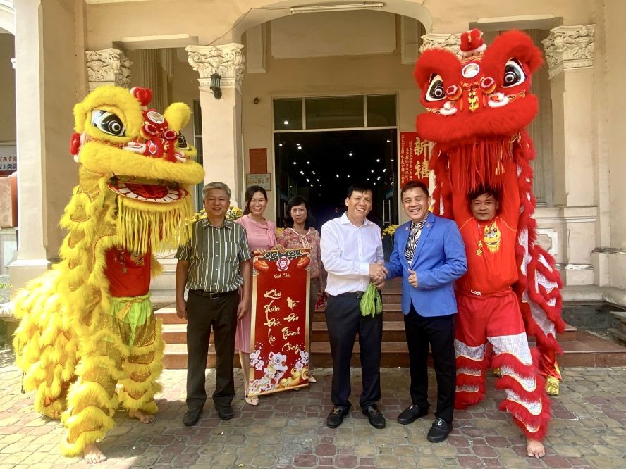 人民艺人、衡英堂龙狮艺术团团长徐梓衡（右二）向本报贺年。