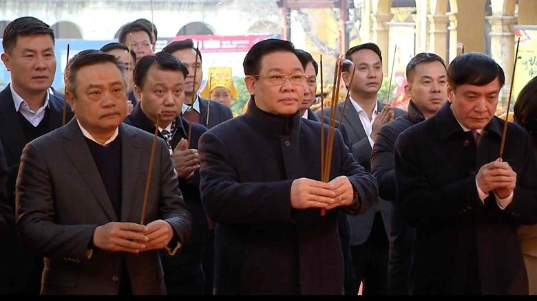 国会主席王廷惠（前中）出席上香仪式。（图：Quochoi.vn）