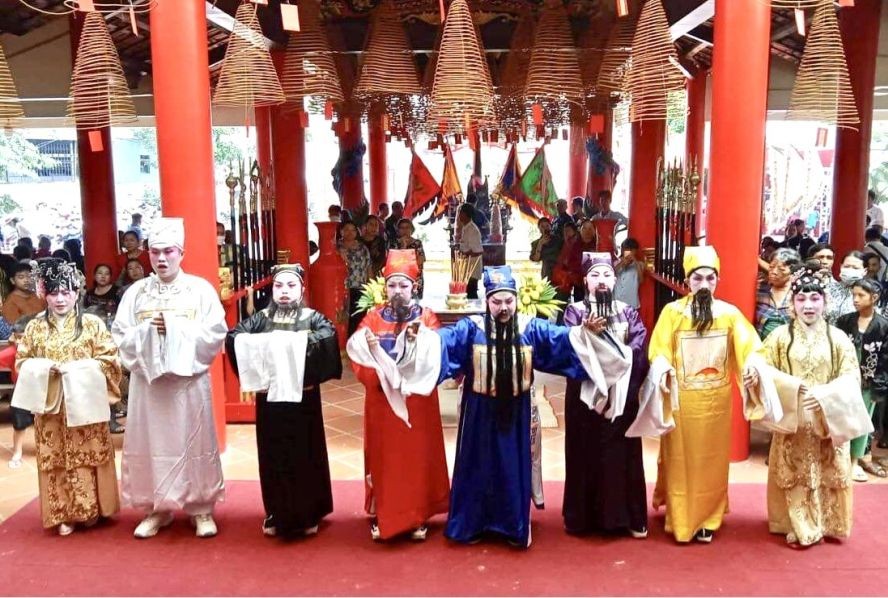 海南文艺组在富国演出的《八仙贺寿》。