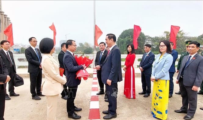 中国东兴市代表团祝贺越南共产党成立日