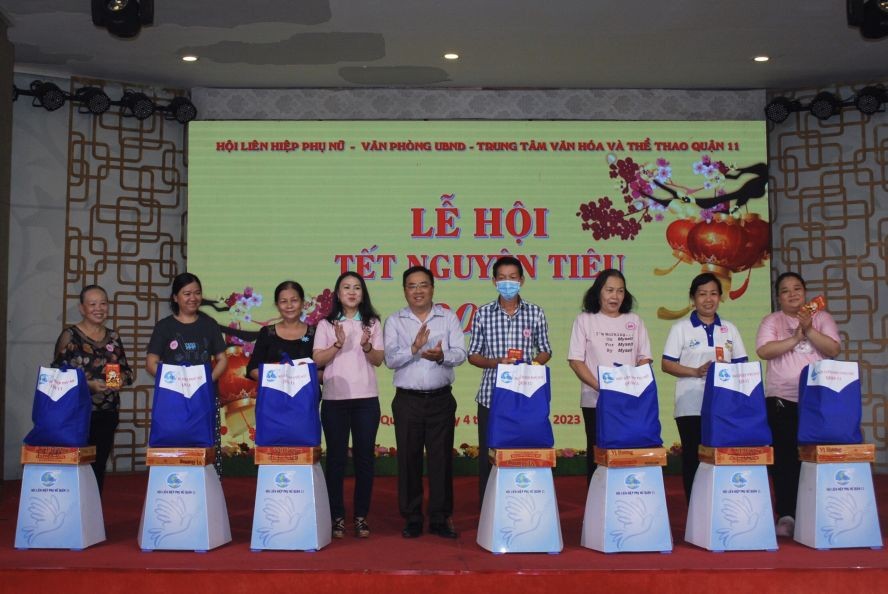 市、郡领导向具威信的华人妇女会会员赠送元宵节礼物。