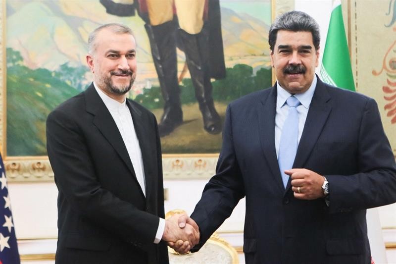 委内瑞拉总统马杜罗（右）3日在总统府会见伊朗外长阿卜杜拉希扬。（图：AFP）