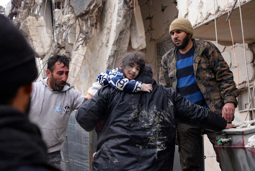 2月6日，叙利亚阿勒颇，一名小孩从废墟中被救出。（图：AFP）