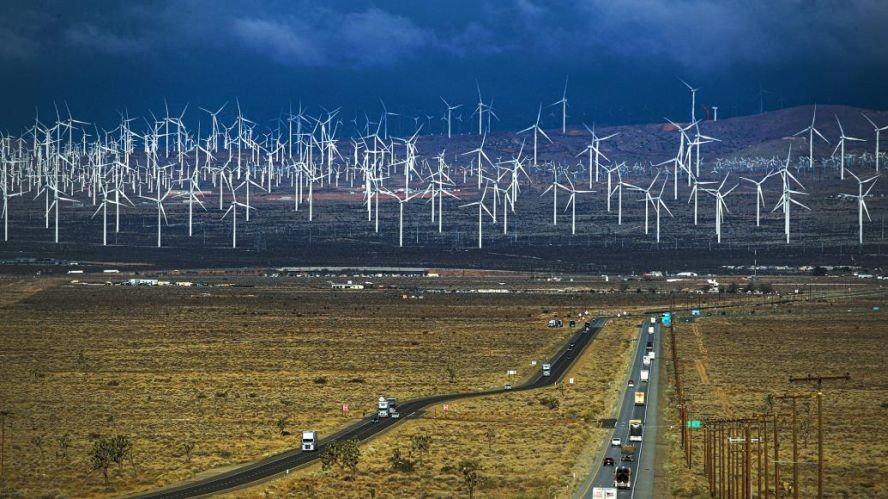 当地时间2021年3月21日，美国加利福尼亚州莫哈韦，实拍风力与太阳能发电厂。（图：互联网）