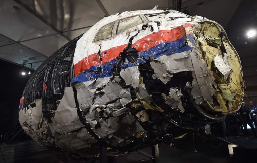 当地时间2015年10月13日，荷兰南部Gilze-Rijen，空军基地举行的马航MH17航班坠毁原因最终报告发布会上，失事的驾驶舱被展示给媒体。（图：AFP）