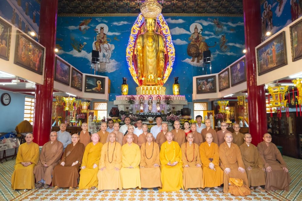 世界佛教华僧会与市华人佛教诸位法师合影留念。