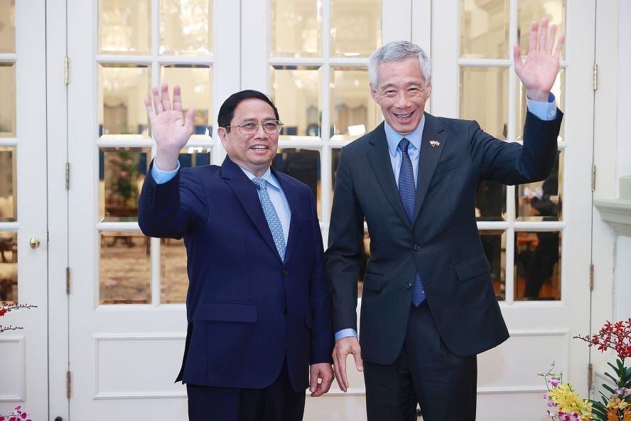 政府总理范明政与新加坡总理李显龙合照。（图：越通社）