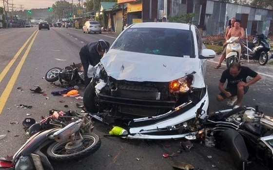 图为 2月5日，富国岛街上发生一起严重交通事故，造成 2人死亡 5人受伤。（图：碧娟）