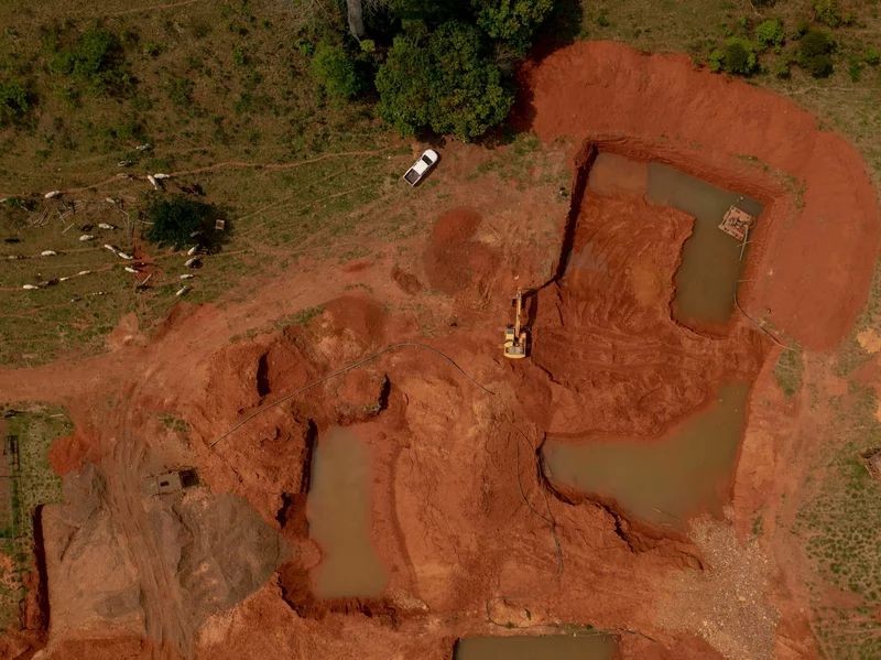 巴西的一座非法金矿。（图：AFP）
