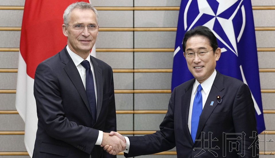 1月31日下午，北约秘书长斯托尔滕贝格（左）与日本首相岸田文雄在会谈前握手。（图：共同社）