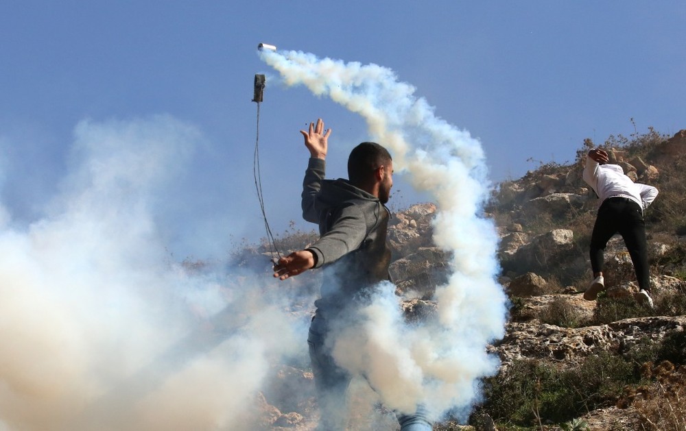 1月27日，在约旦河西岸城市纳布卢斯东部村庄拜特代坚，巴勒斯坦抗议者与以色列士兵发生冲突。（图：新华社）